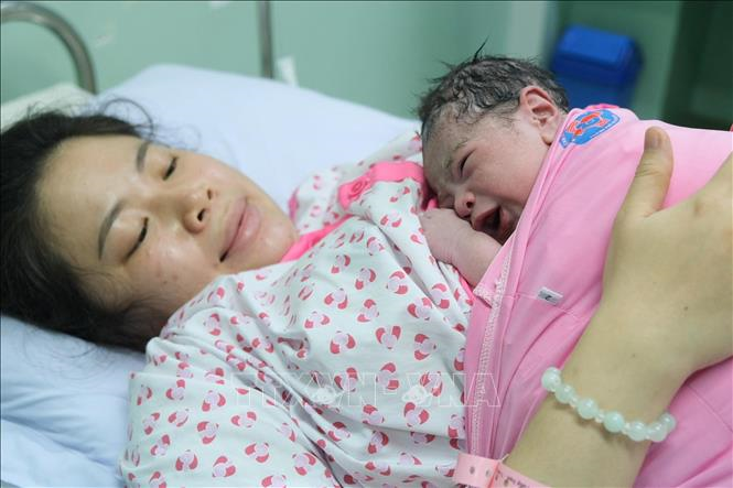 Nghỉ sinh con vào thời điểm thay đổi lương tối thiểu thì được tính trợ cấp theo mức lương nào? 